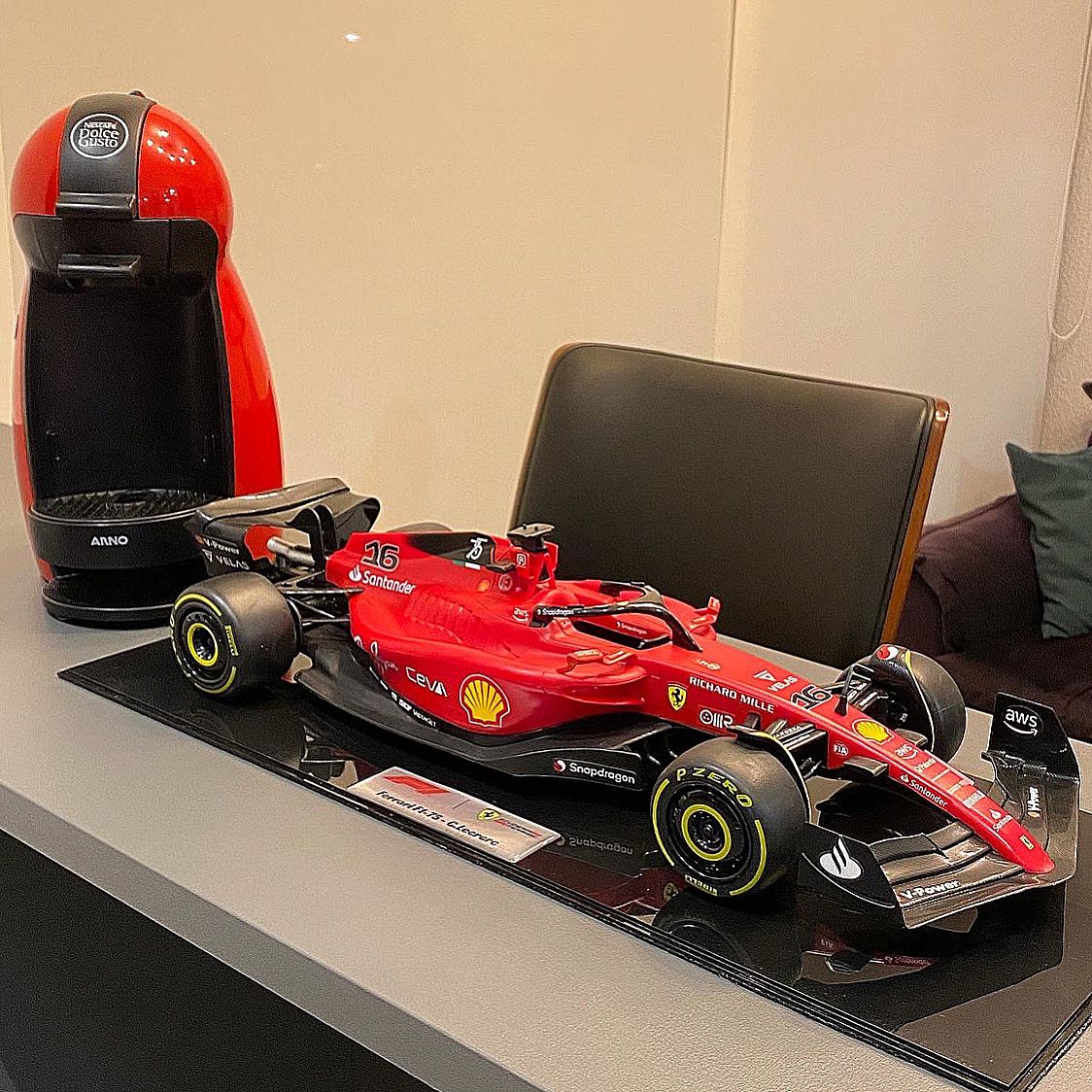 Miniatura F1 Ferrari F1-75 / C. Leclerc - Escala 1:10 com 53cm