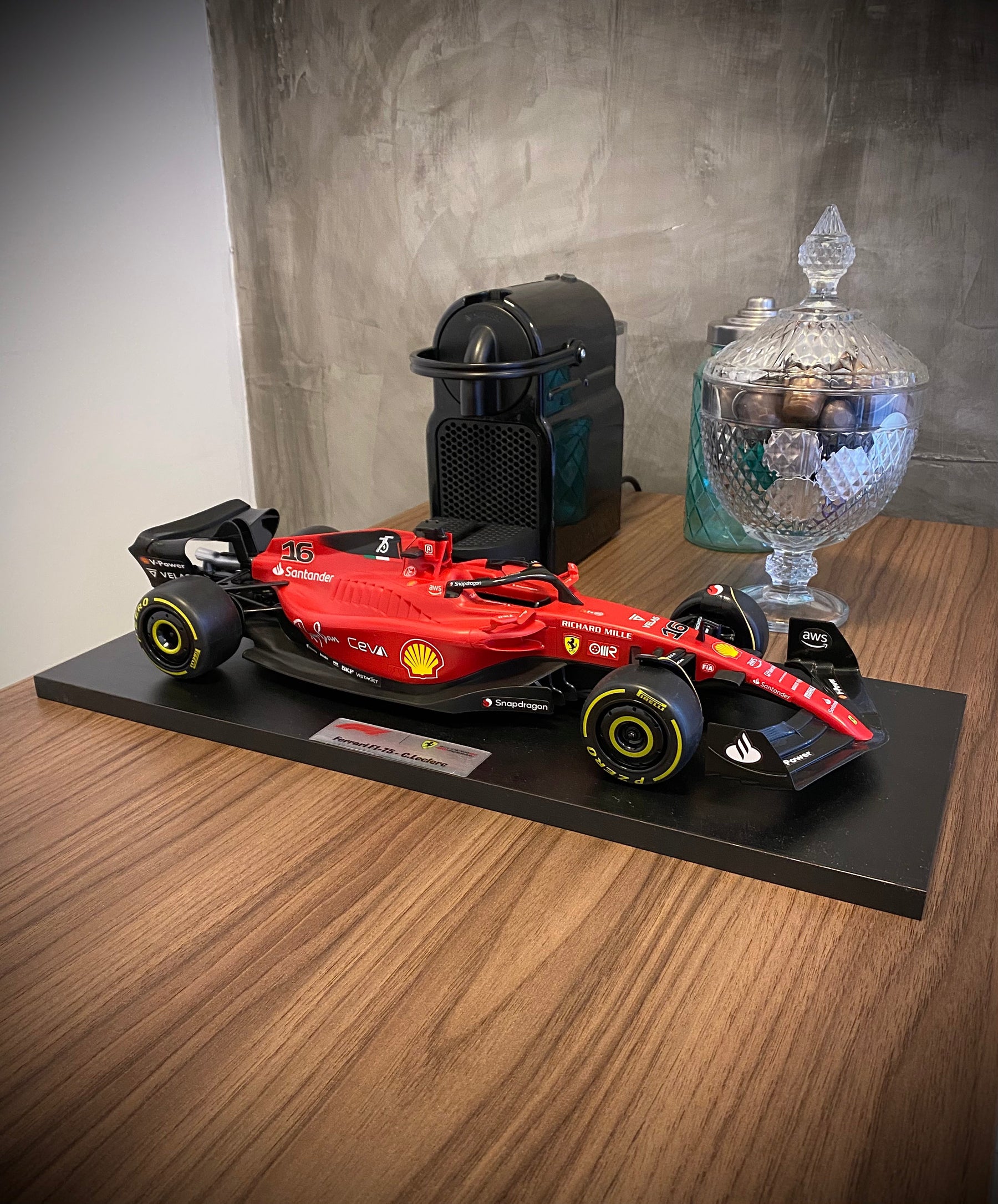 Miniatura F1 Ferrari F1-75 / C. Leclerc - Escala 1:10 com 53cm