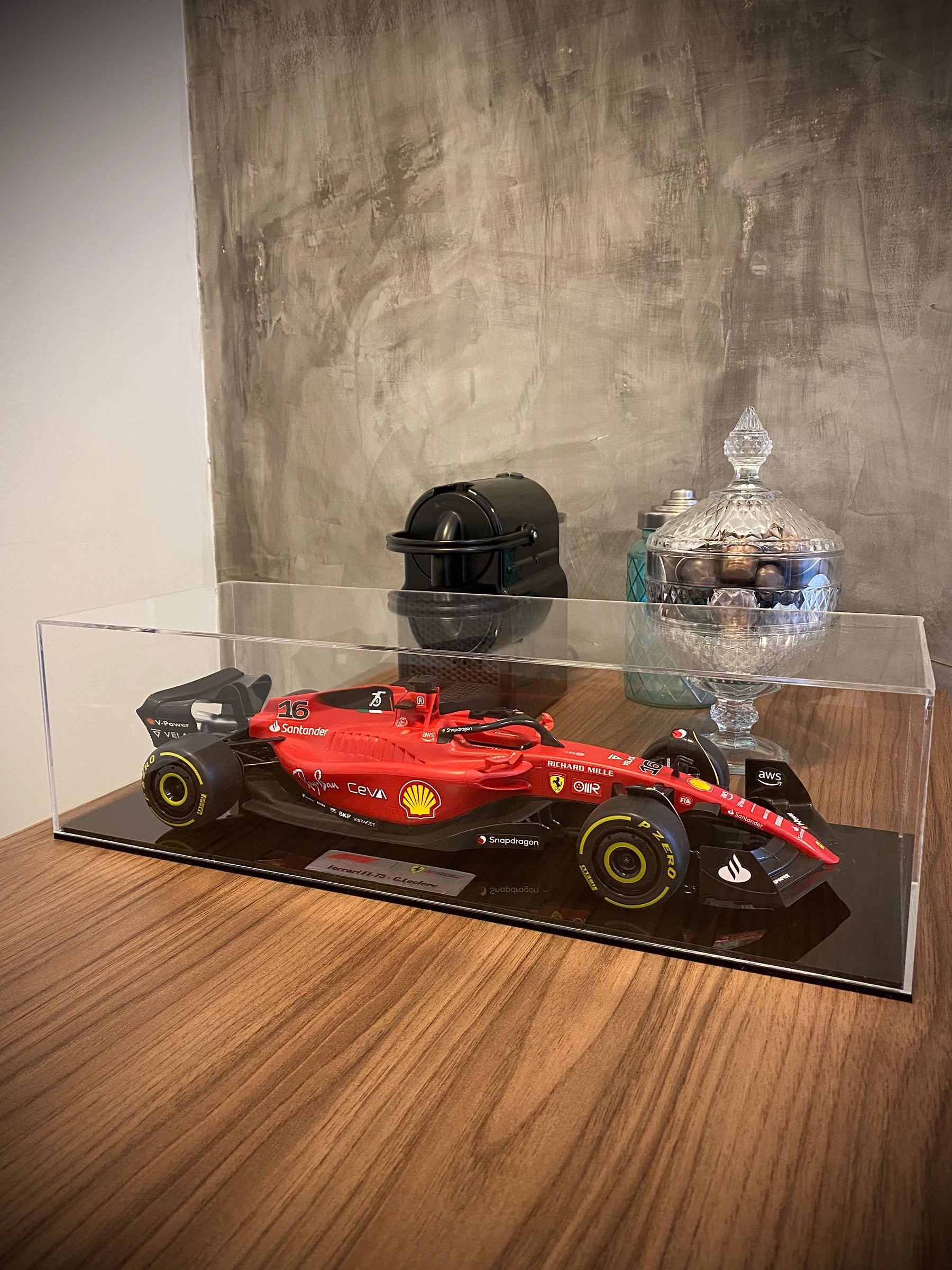 Miniatura F1 Ferrari F1-75 / C. Leclerc - Escala 1:10 com 53cm