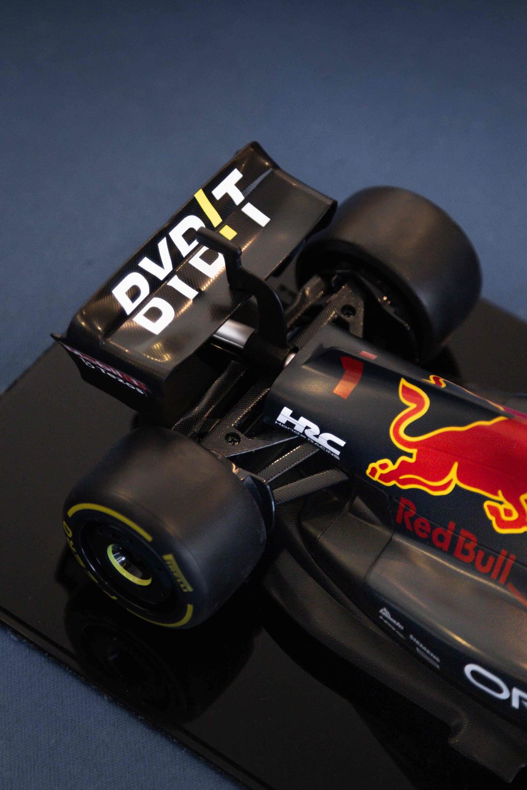 Miniatura F1 Red Bull RB18 / M. Verstappen - Escala 1:10 com 53cm