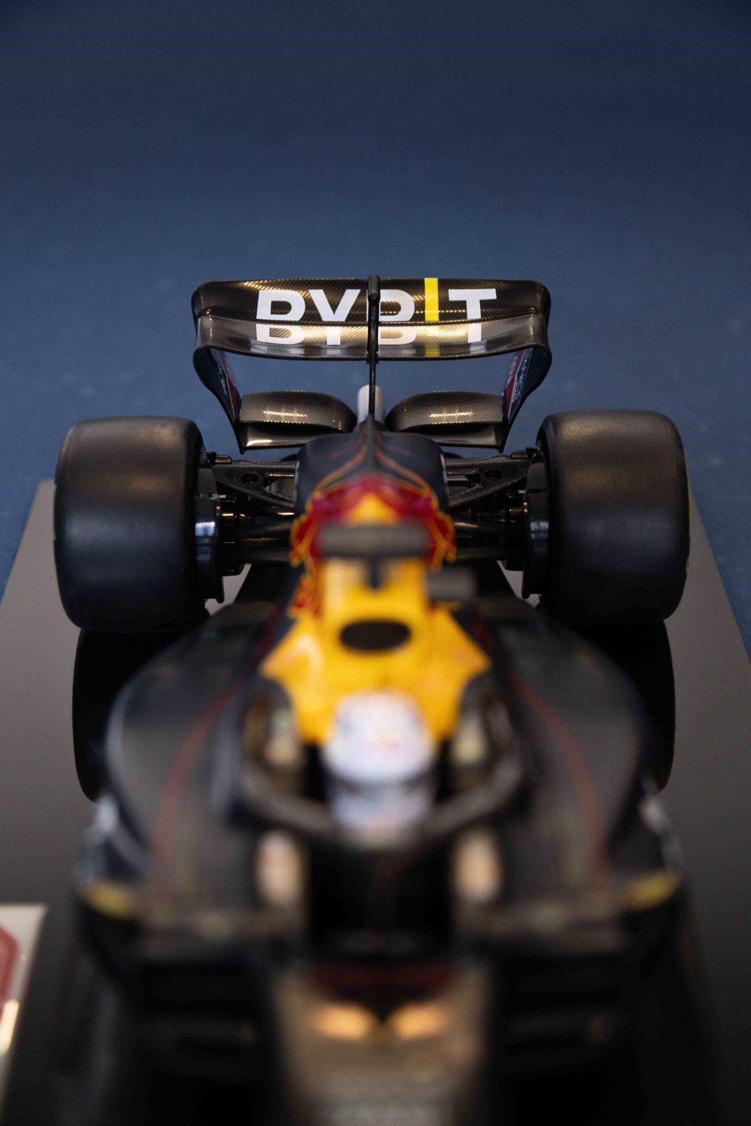 Miniatura F1 Red Bull RB18 / M. Verstappen - Escala 1:10 com 53cm