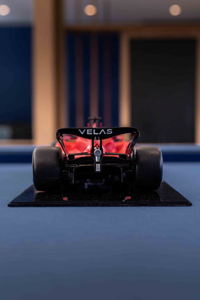 Miniatura F1 Ferrari F1-75 / C. Leclerc - Escala 1:10 com 53cm