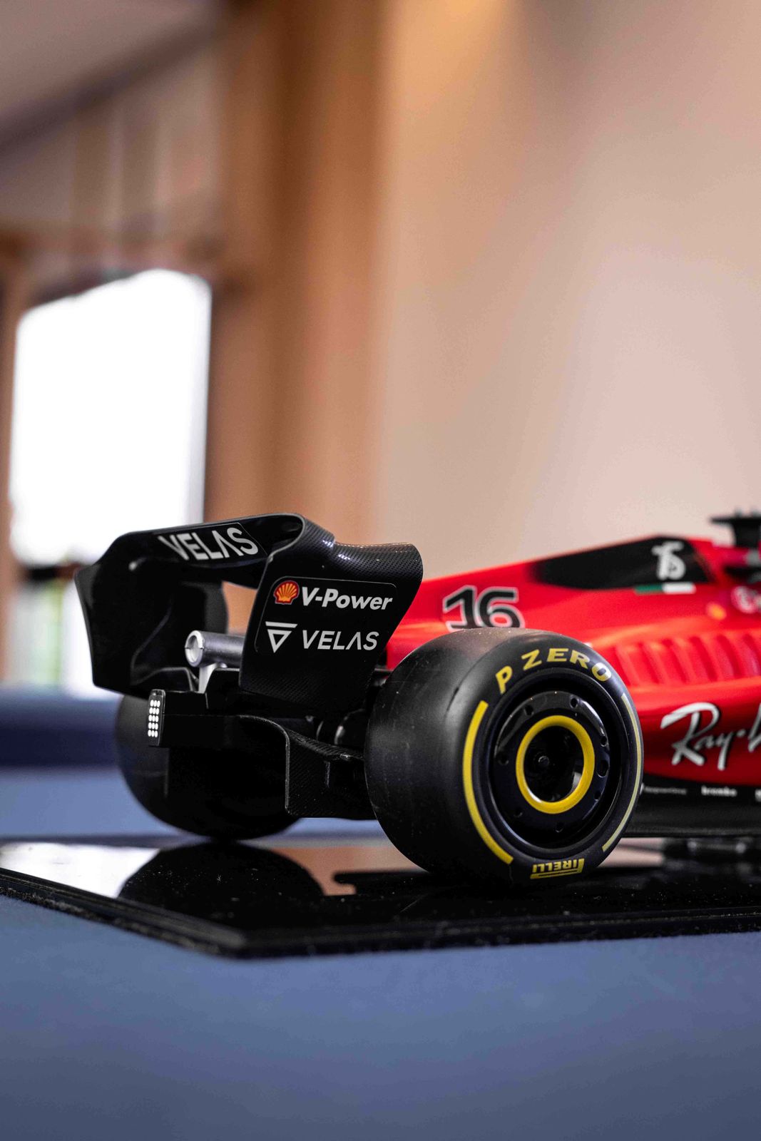 Miniatura F1 Ferrari F1-75 / C. Leclerc - Escala 1:10 com 53cm