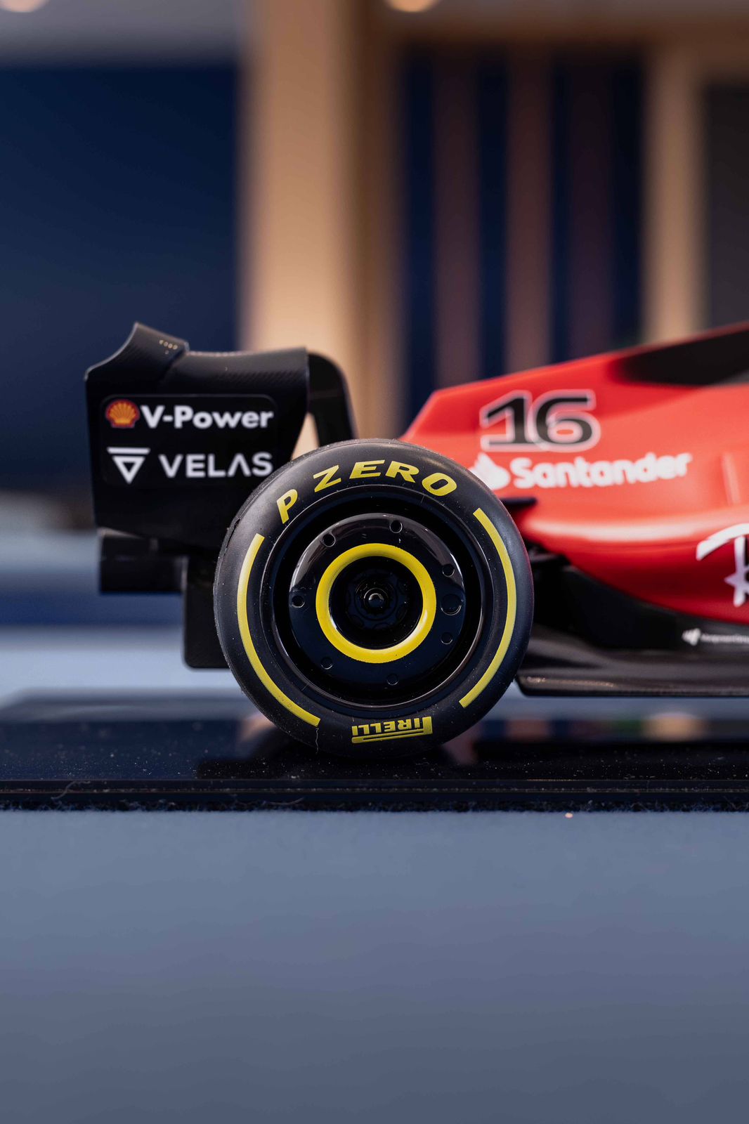 Miniatura F1 Ferrari F1-75 / C. Leclerc - Escala 1:10 com 53cm