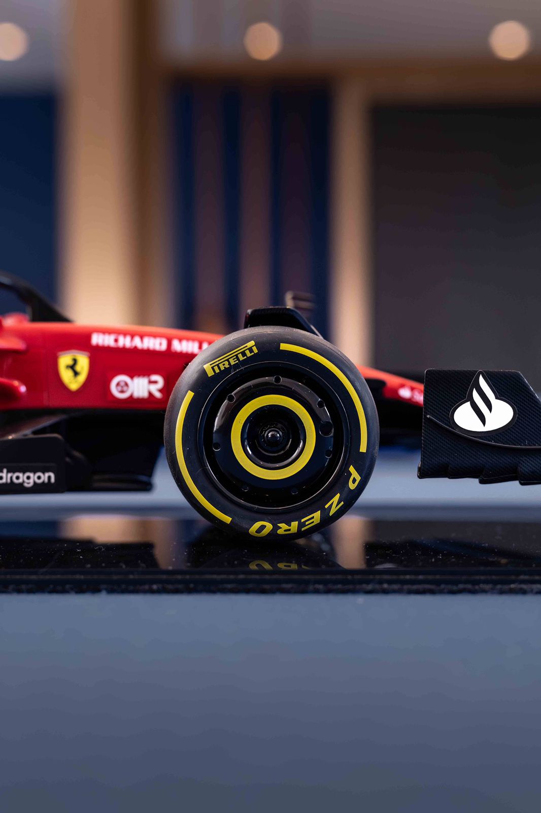 Miniatura F1 Ferrari F1-75 / C. Leclerc - Escala 1:10 com 53cm