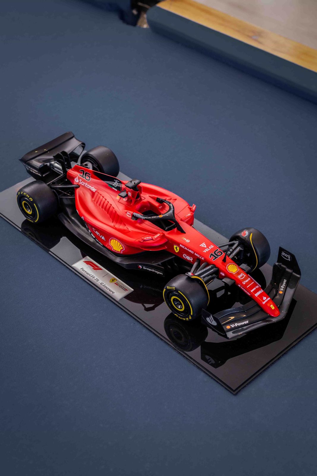 Miniatura F1 Ferrari F1-75 / C. Leclerc - Escala 1:10 com 53cm